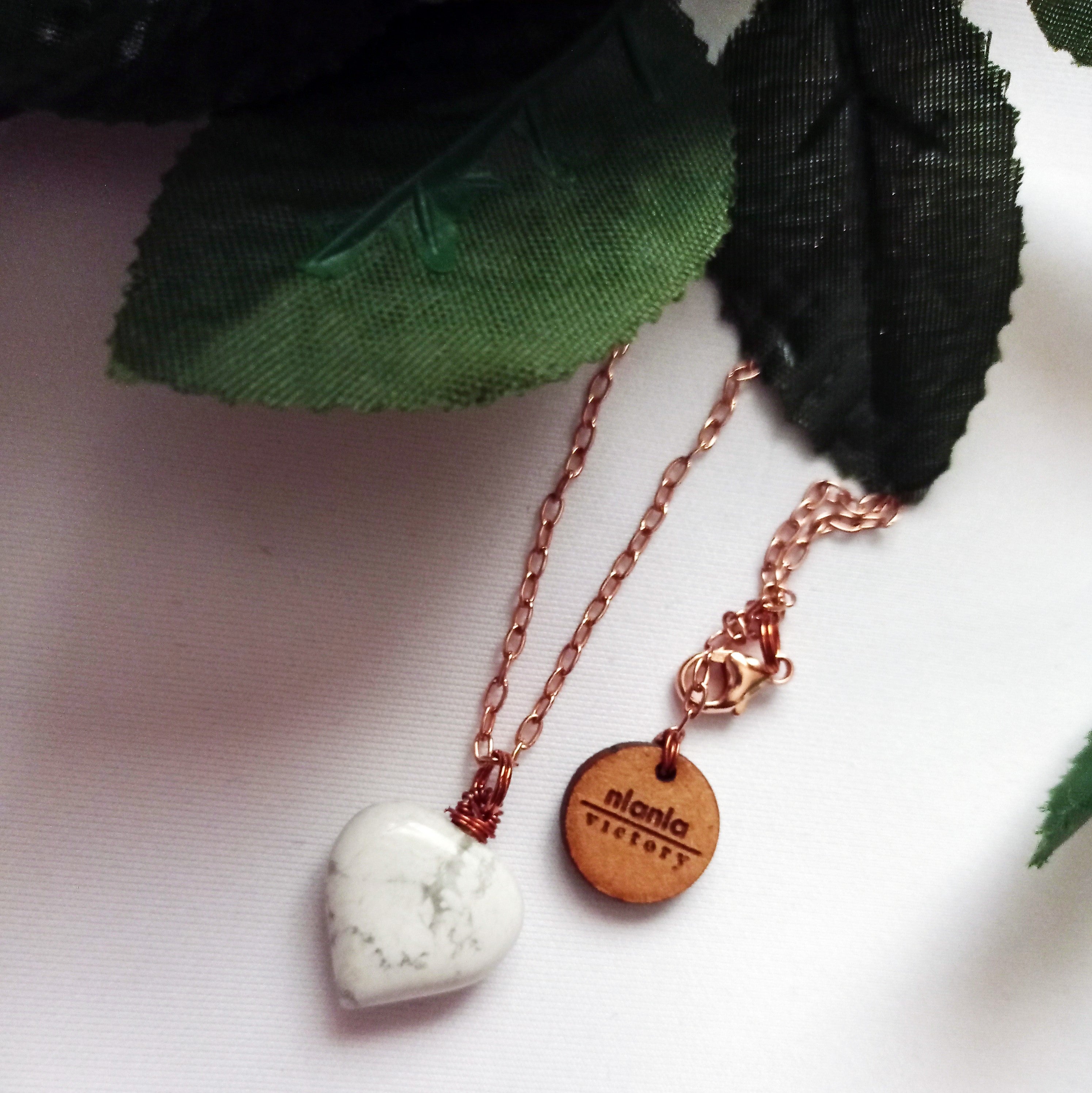 amá amá, White howlite Rose Gold necklace